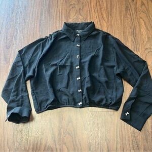 Jolie & Joy Black Cropped length Bow Button Down Top die XL